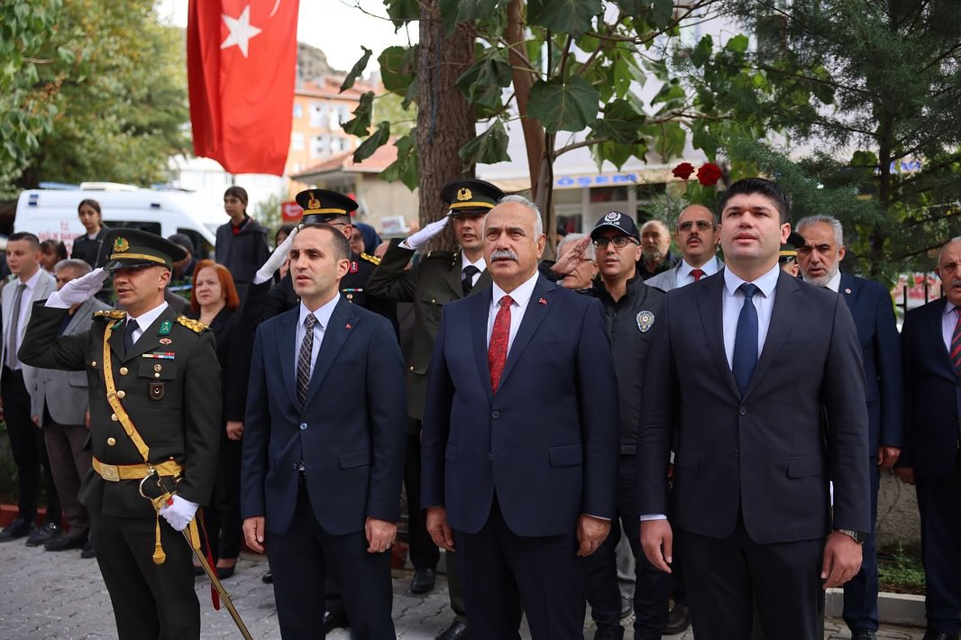 Cumhuriyet Bayramı kutlamaları çelenk sunma töreniyle başladı