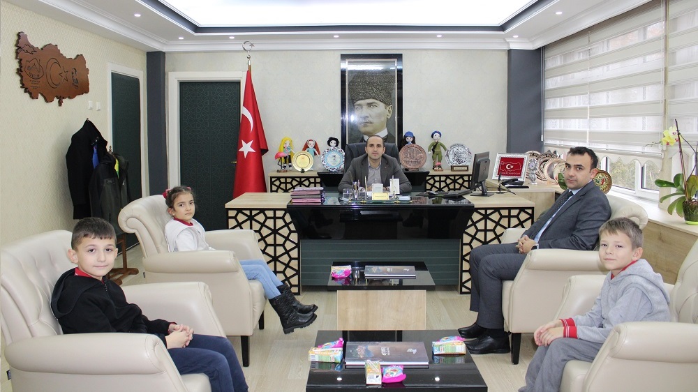 Satrançta dereceye giren öğrenciler Kaymakam Polat’ı ziyaret etti
