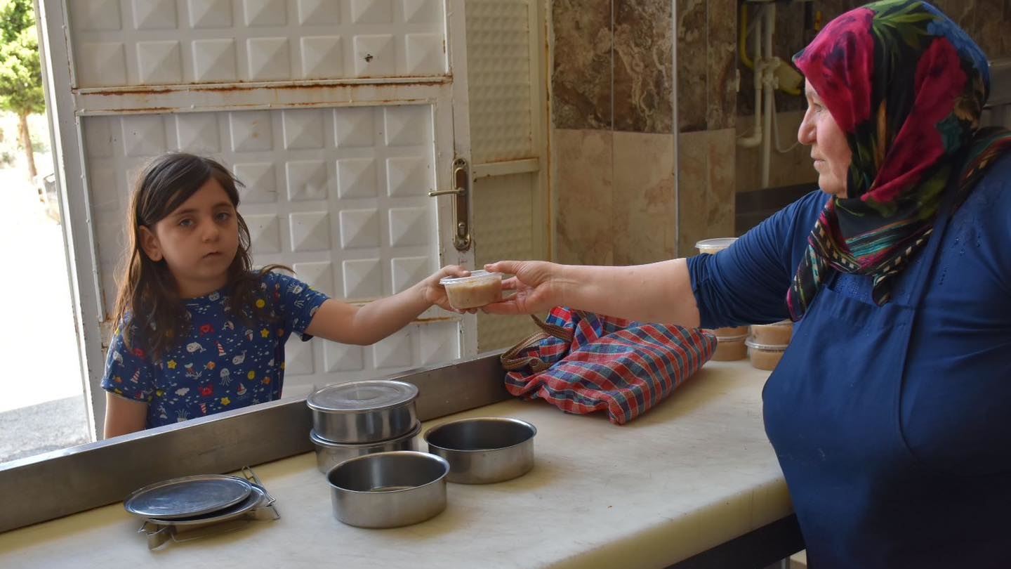 İSKİLİP BELEDİYESİ AŞURE DAĞITTI