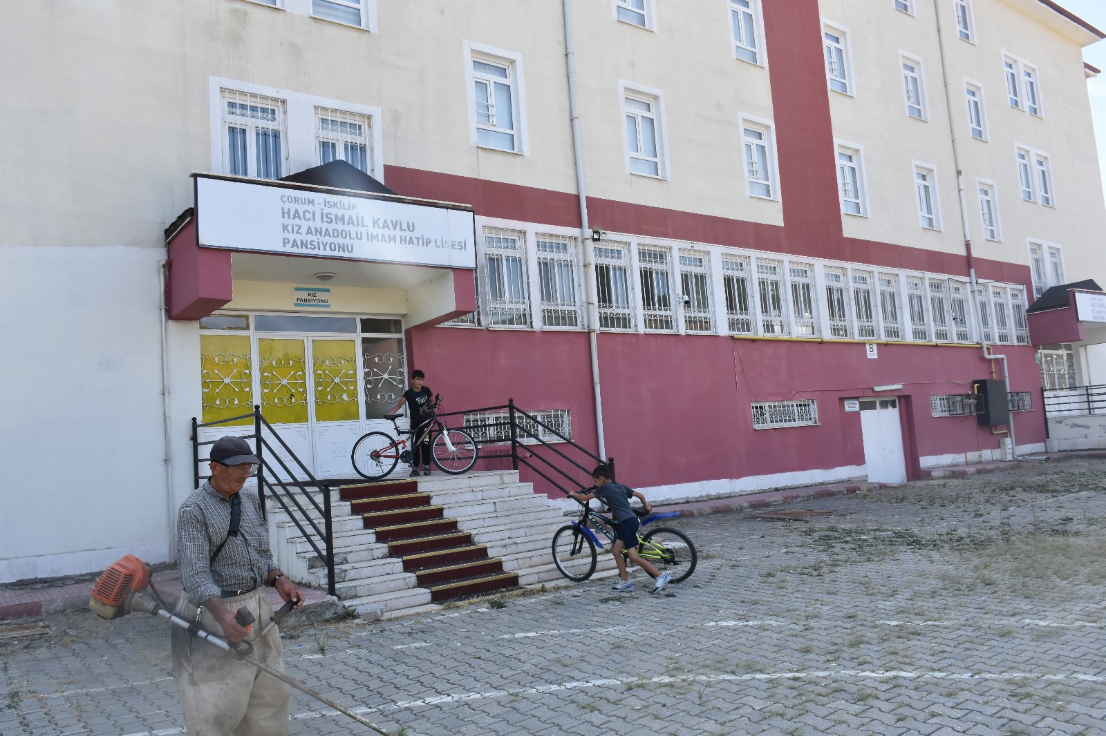   BELEDİYE OKUL BAHÇELERİNİ TEMİZLİYOR