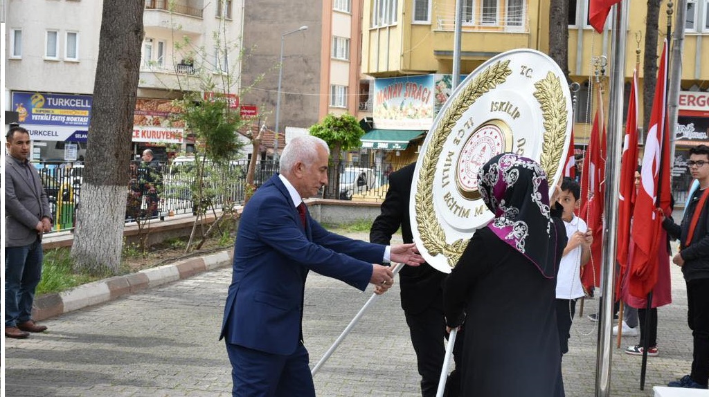 İSKİLİP’TE ÇELENK SUNMA TÖRENİ DÜZENLENDİ