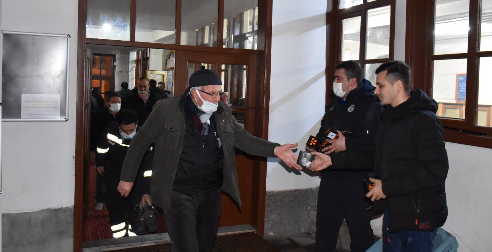 İSKİLİP BELEDİYESİ’NDEN NAMAZ SONRASI KANDİL SİMİDİ İKRAMI