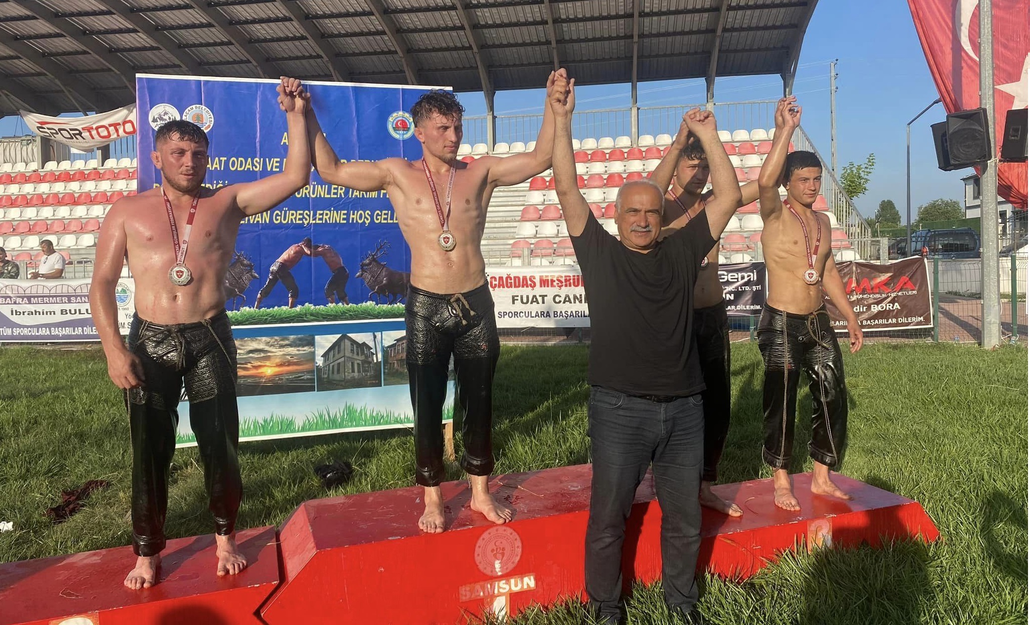 Güreşçiler Alaçam’dan kupa ve madalyalarla döndüler