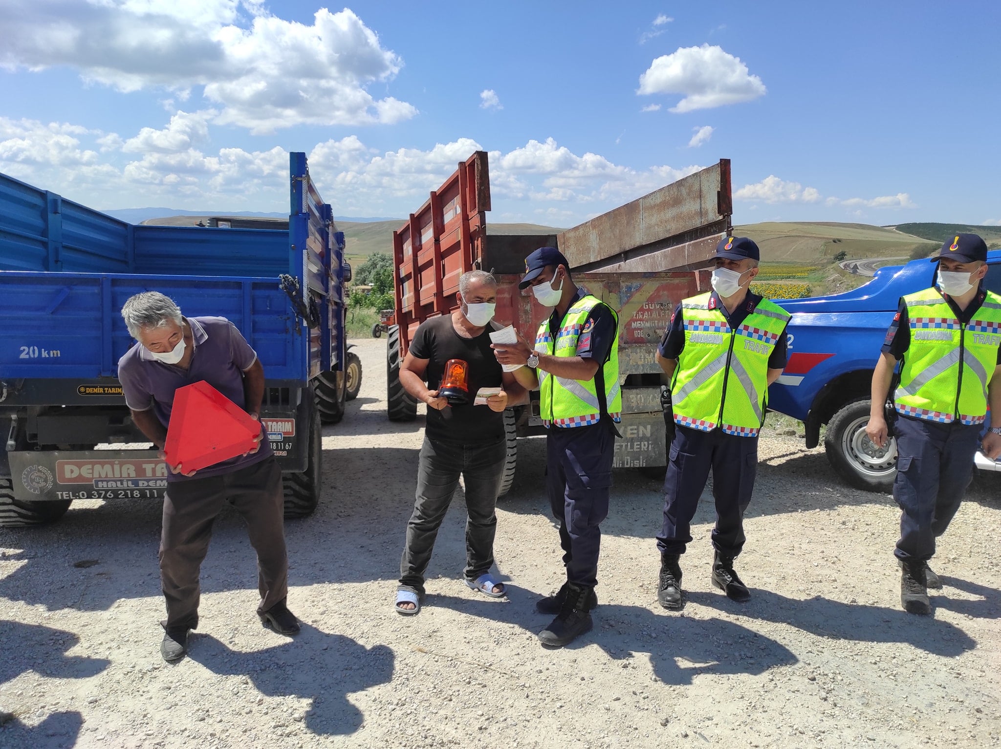 İSKİLİP JANDARMASINDAN TRAKTÖR KAZALARINA ÖNLEM