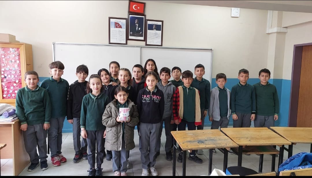 ATATÜRK İLK VE ORTAOKULU ÖĞRENCİLERİ DEPREMZELER İÇİN HARÇLIKLARINI BİRİKTİRİYOR