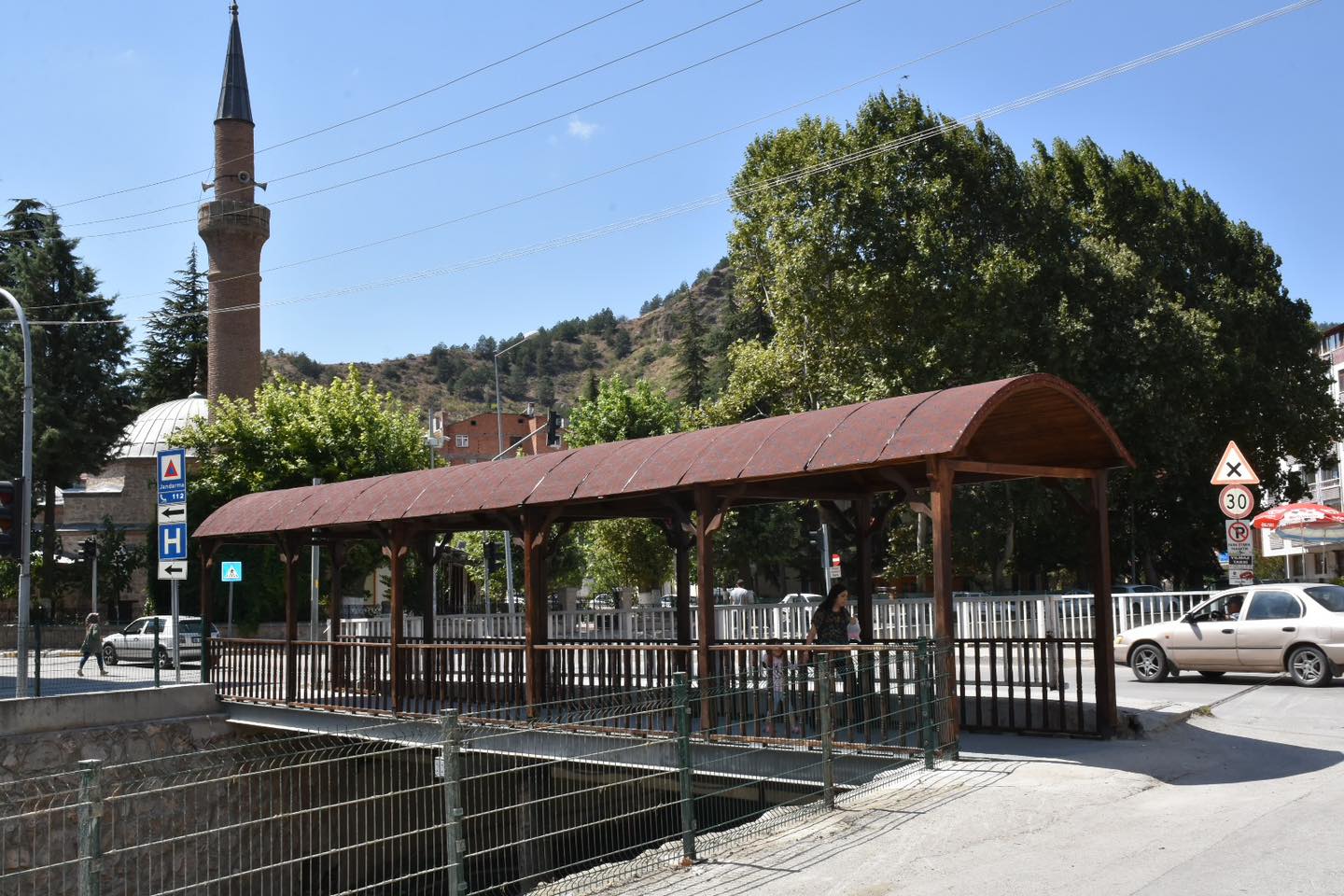 MEYDAN ÇAYINA DEKORATİF YAYA KÖPRÜSÜ