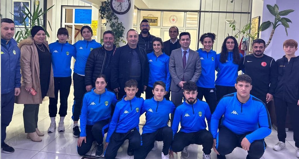 KAYMAKAM VURAL’DAN KADIN GÜREŞÇİLERE MORAL YEMEĞİ