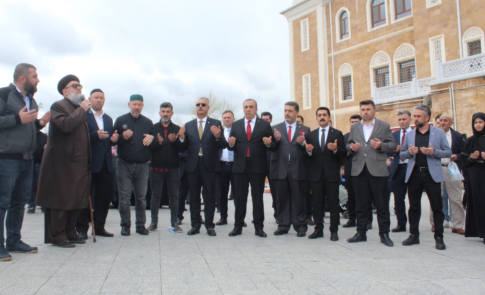 KAYRICI, UMRE KAFİLESİNİ UĞURLADI