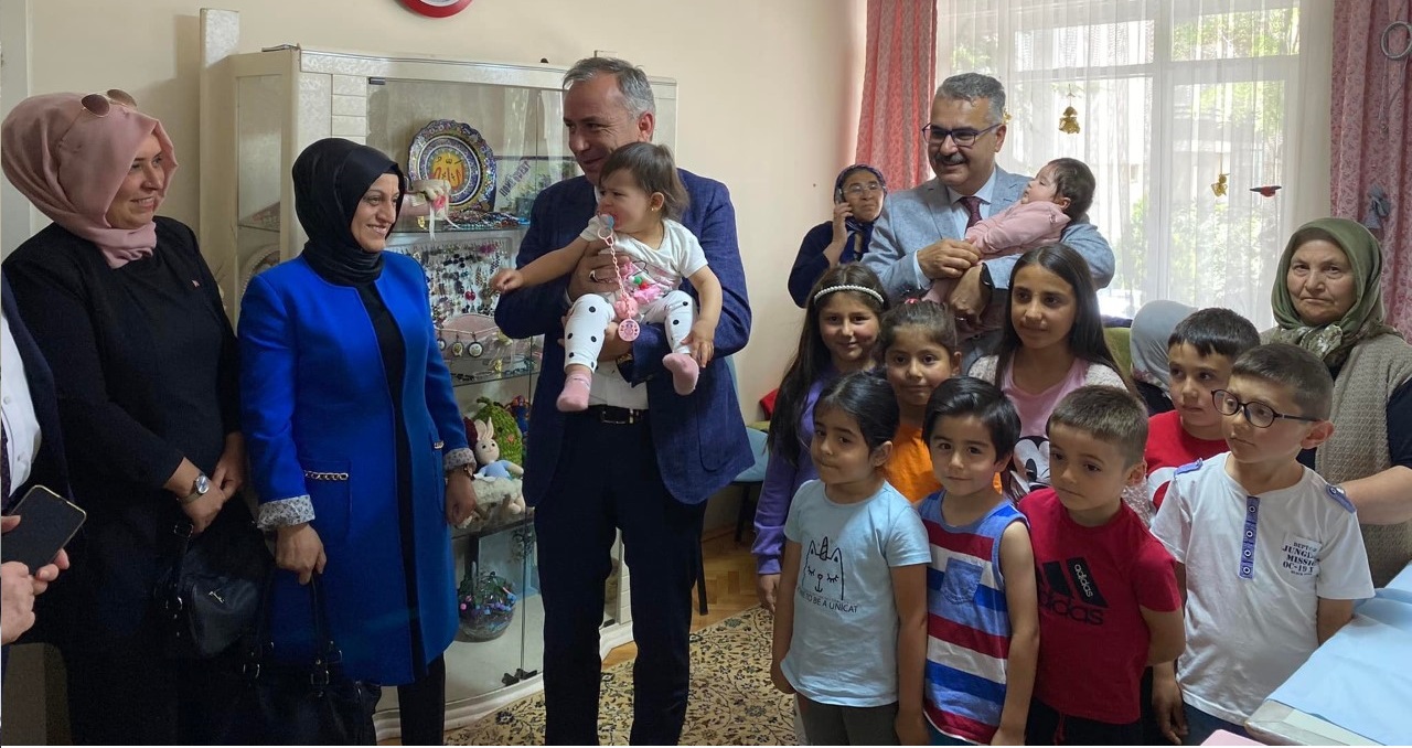 KANSER HASTASI ÇOCUKLARI UNUTMADILAR