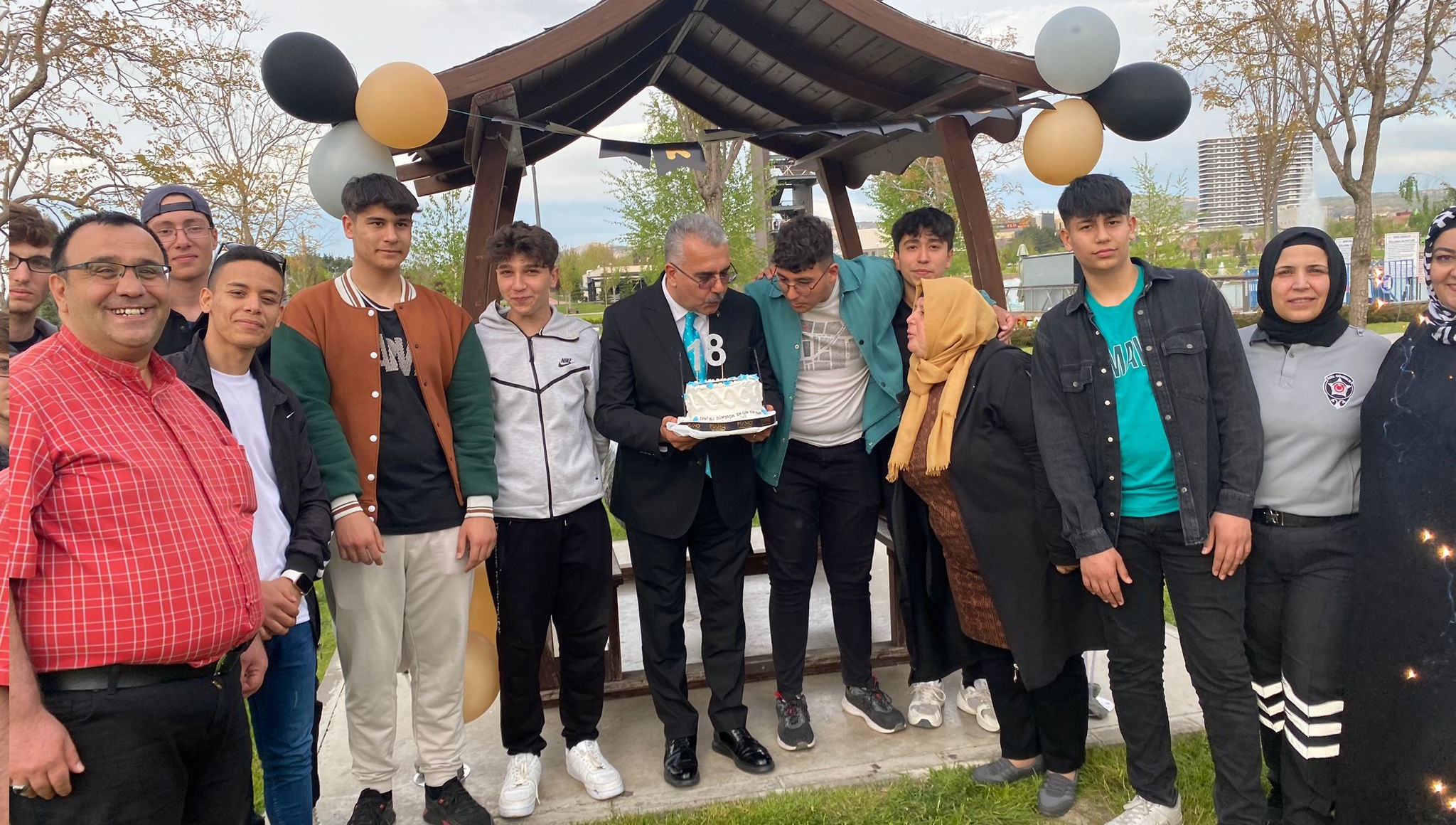  AHLATCI'DAN, GENÇLERE DOĞUM GÜNÜ SÜRPRİZİ!