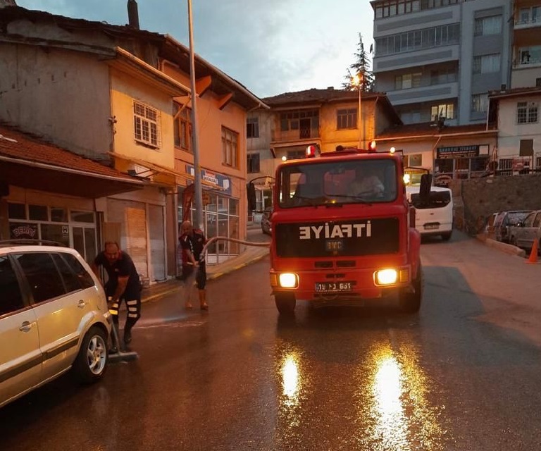 İSKİLİP İTFAİYESİNDEN BAYRAM SONU TEMİZLİĞİ