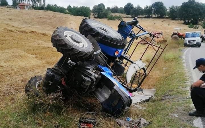 ŞEYH KÖYÜ’NDE TRAKTÖR DEVRİLDİ; 2 YARALI