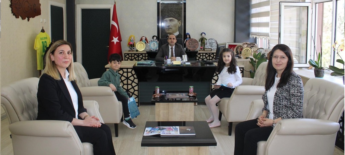 Kaymakam Polat’a “Atatürk’e Vefa Valizi” adlı projelerini sundular