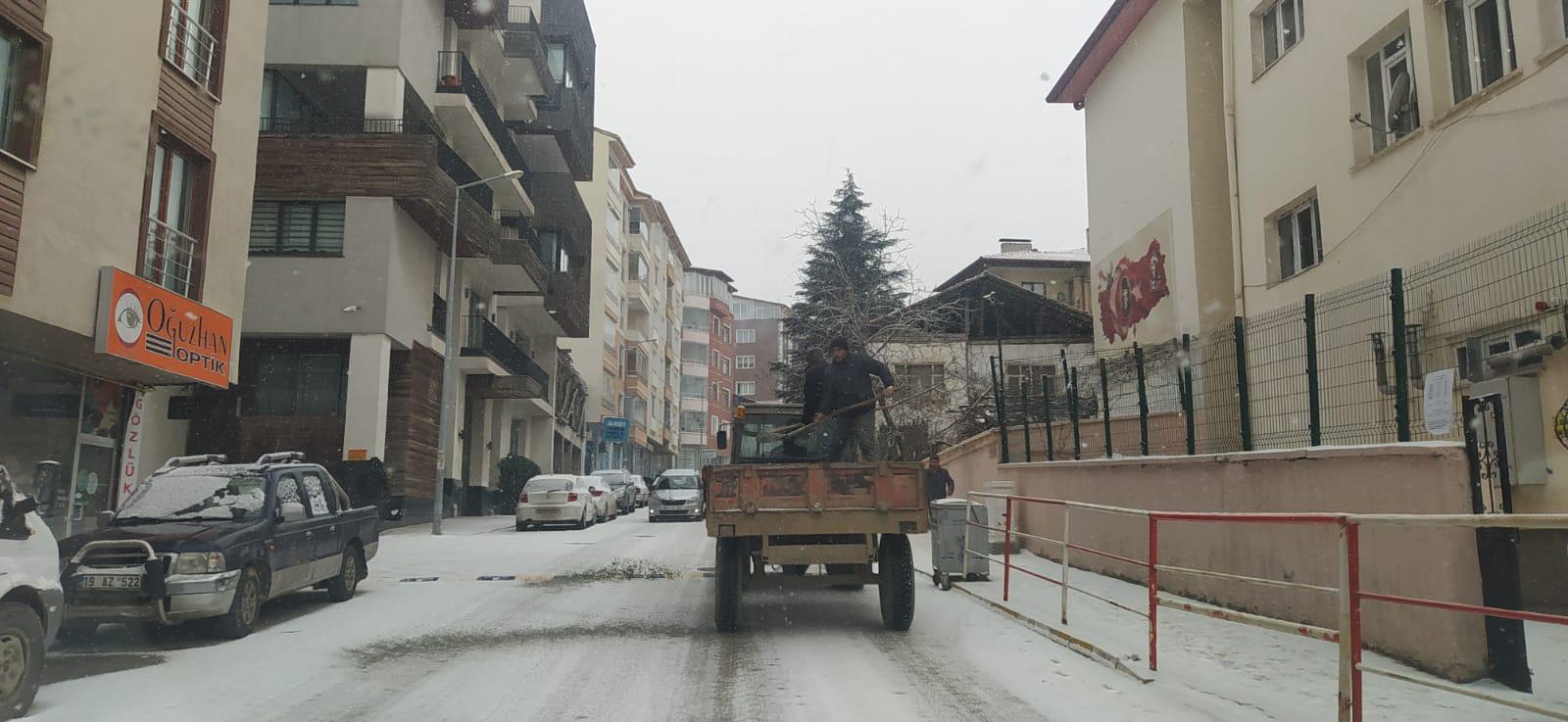 ETKİLİ OLAN KAR YAĞIŞINA ANINDA MÜDAHALE EDİLDİ