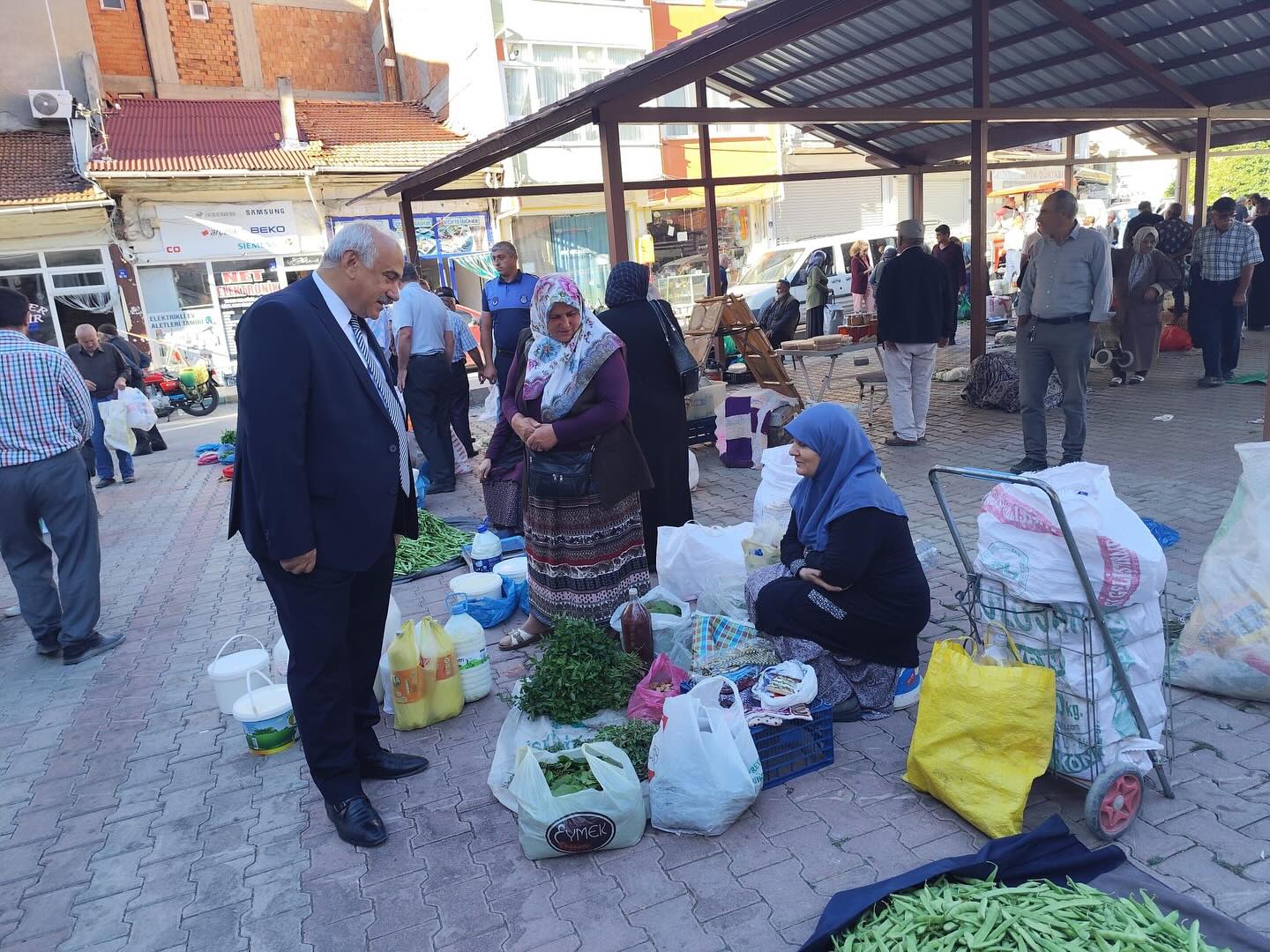 Ba?kan �izikci Yo?urt Pazar?'nda halkla i� i�e