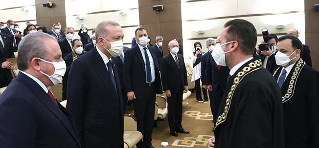 AYM’NİN YENİ ÜYESİ KENAN YAŞAR YEMİN ETTİ