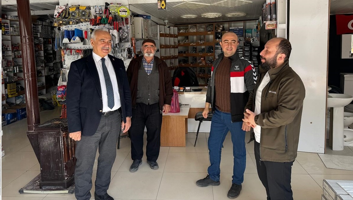 Ba?kan �izikci sahada esnaf ve vatanda?lar? dinliyor