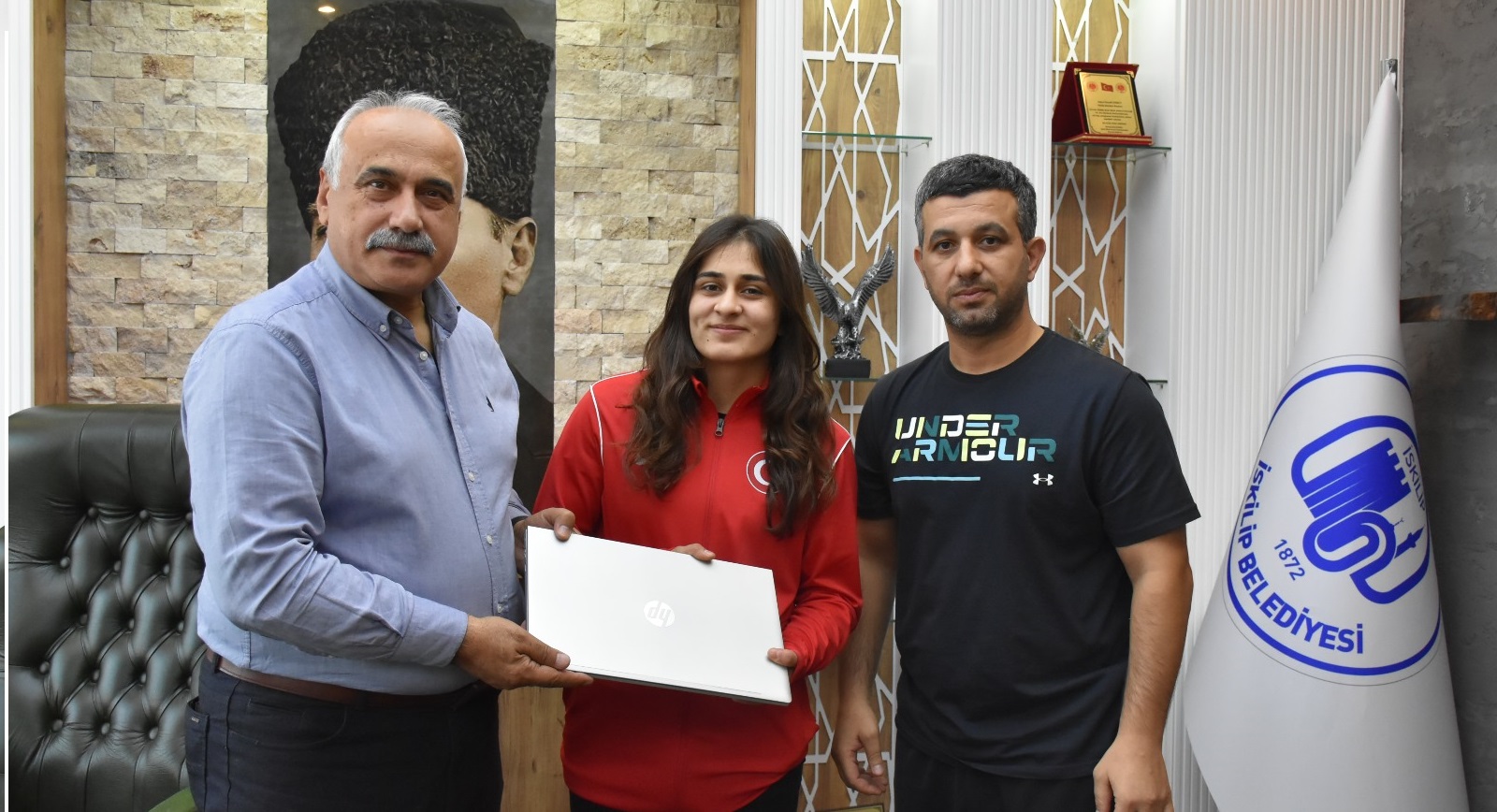 Özdenur Özmez’e dizüstü bilgisayar hediye edildi