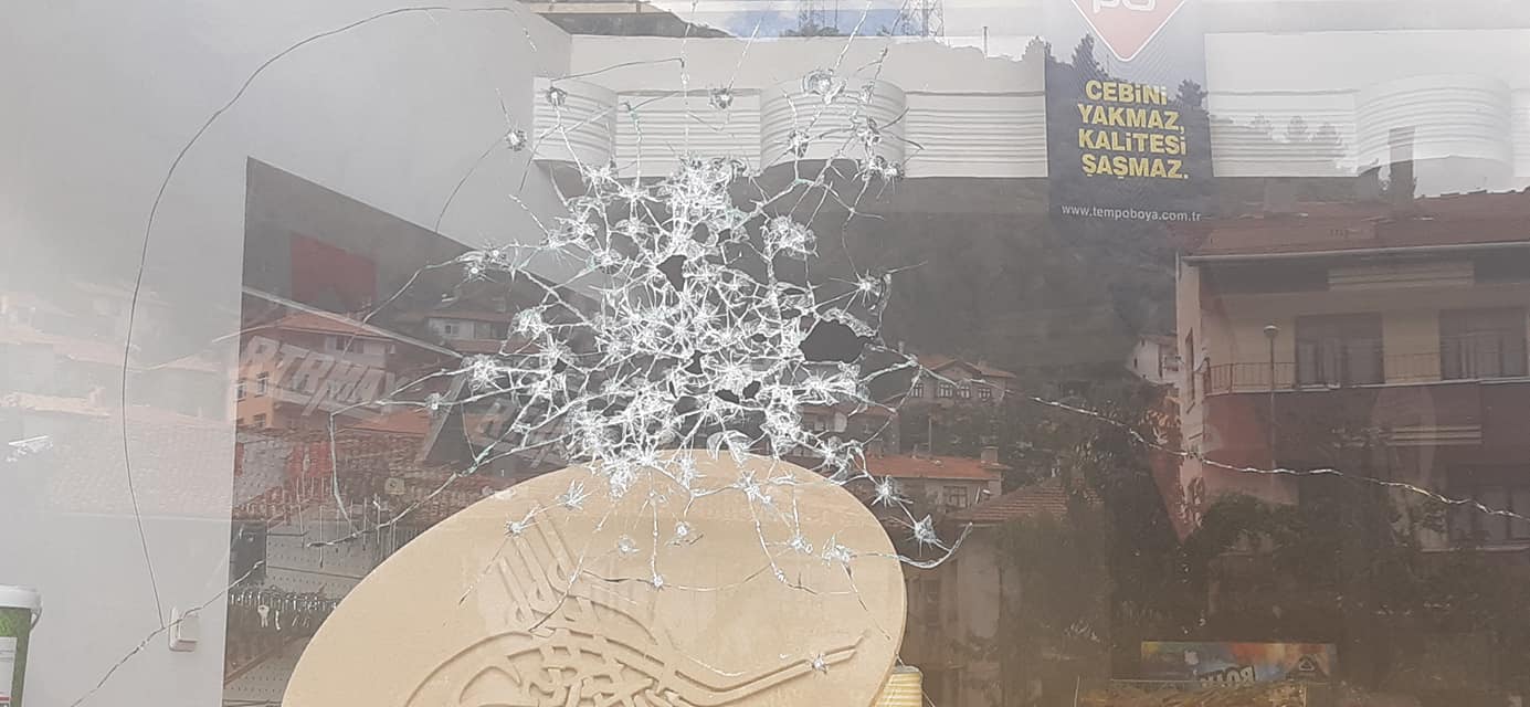 İŞYERİ VE OTOMOBİL KURŞUNLANDI