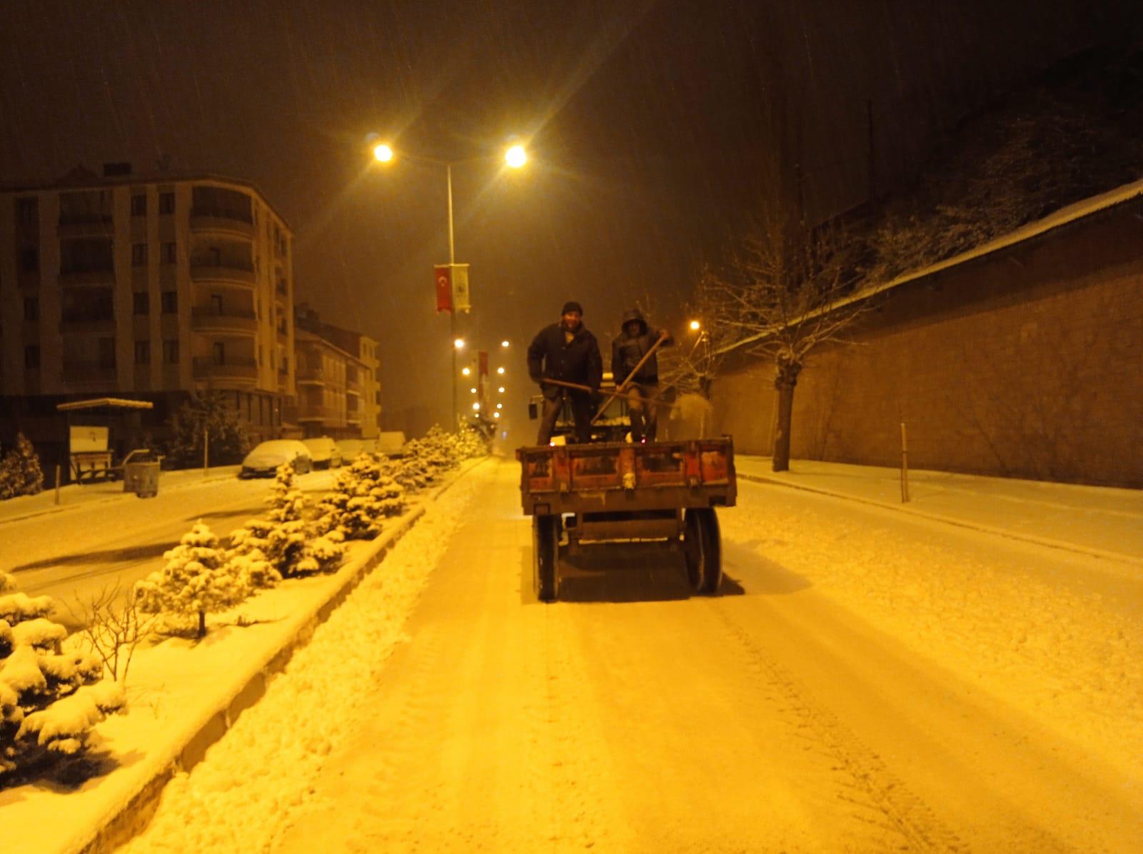 BELEDİYE EKİPLERİ YOĞUN KAR YAĞIŞI İLE MÜCADELE EDİYOR