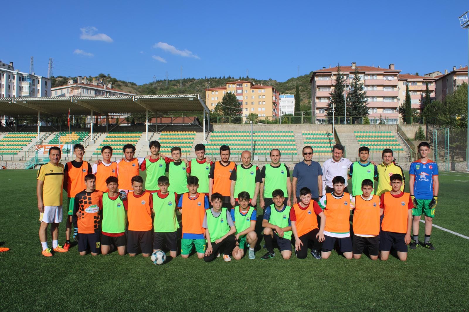 Kaymakam Polat pansiyon öğrencileri futbol oynadı.