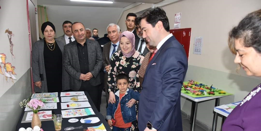 ÖZEL ÖĞRENCİLERDEN RESİM SERGİSİ