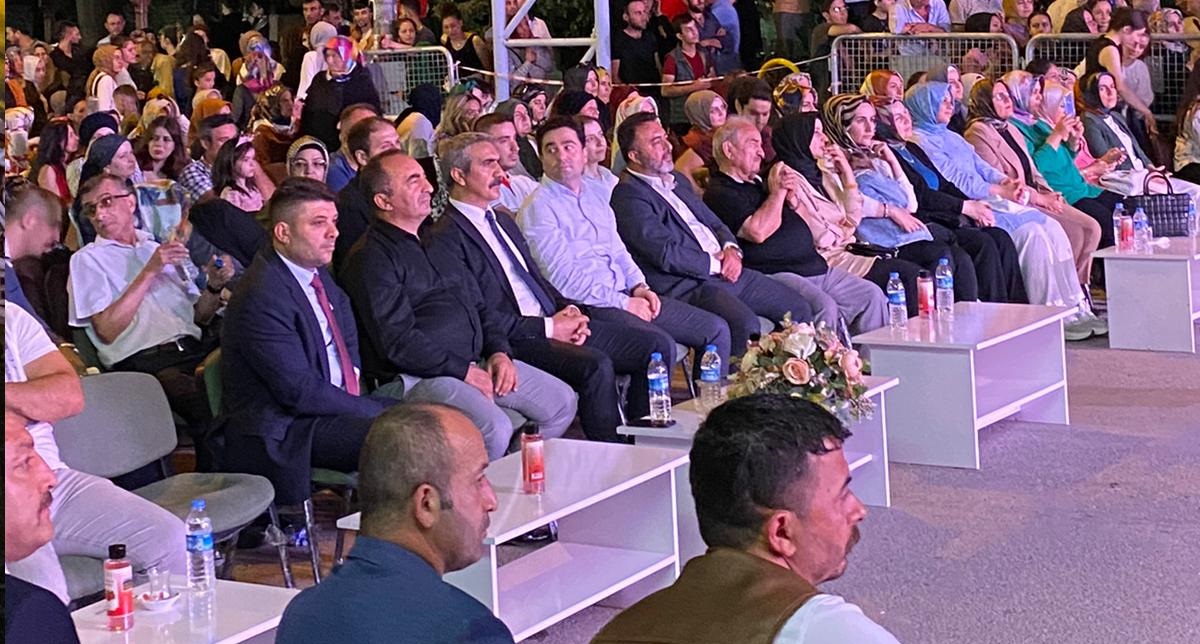 İSKİLİP’TE AHMET ŞAFAK KONSERİ COŞKUSU