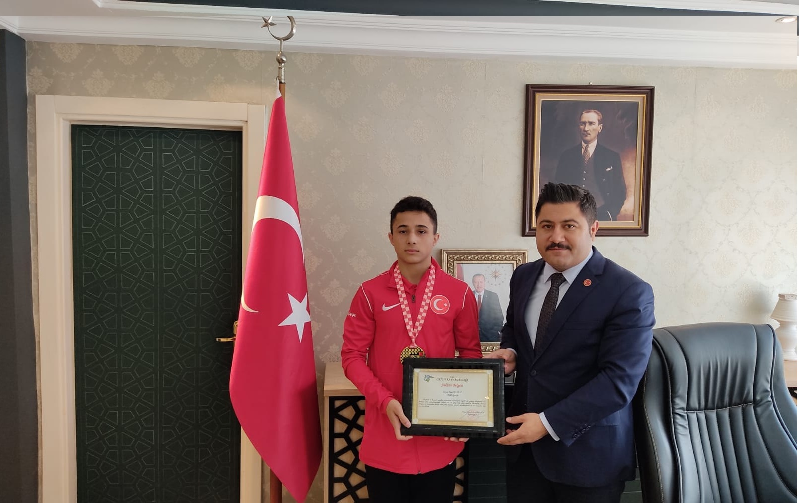 BOZKURTOĞLU ŞAMPİYONU ÖDÜLLENDİRDİ