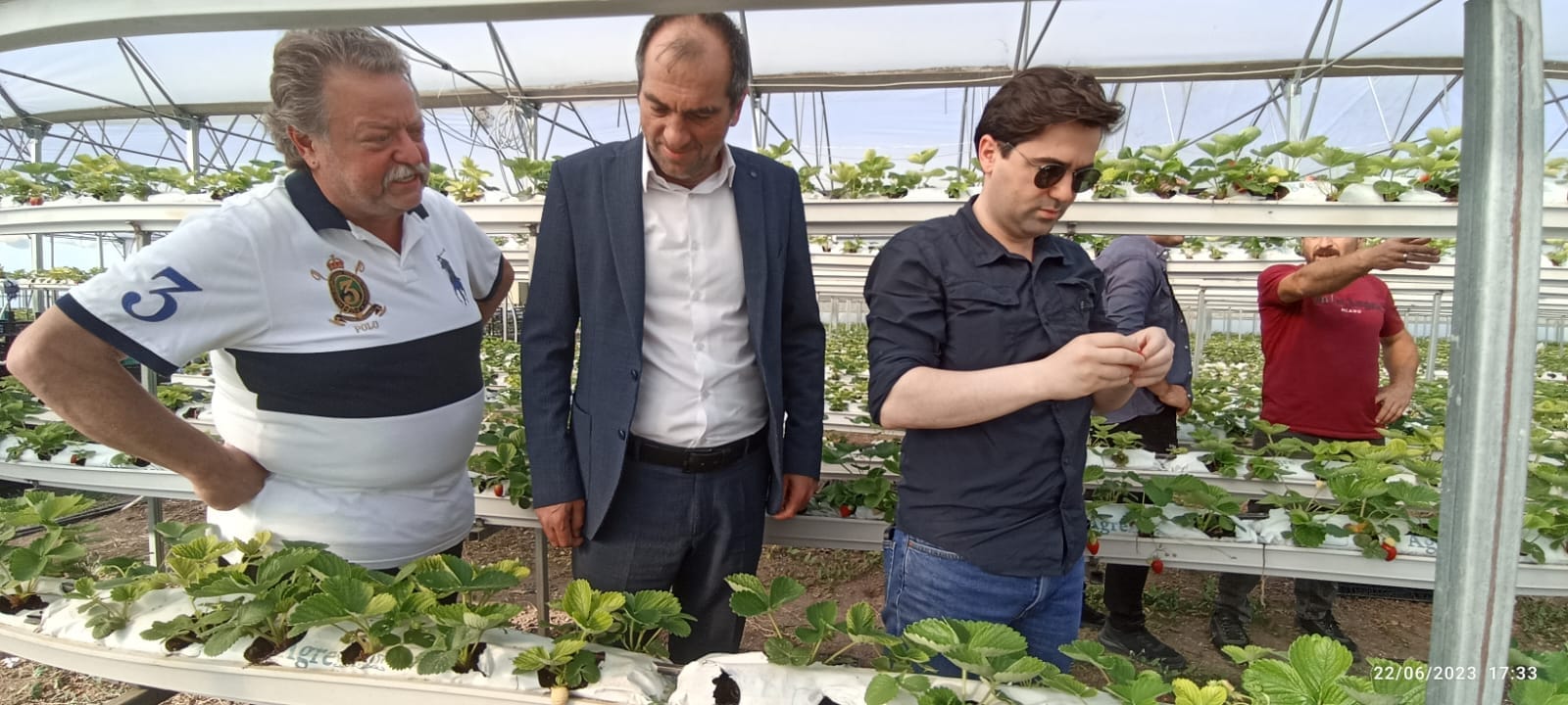 KAYMAKAM VURAL “ÇİLEKÇİM” TESİSİNİ ZİYARET ETTİ