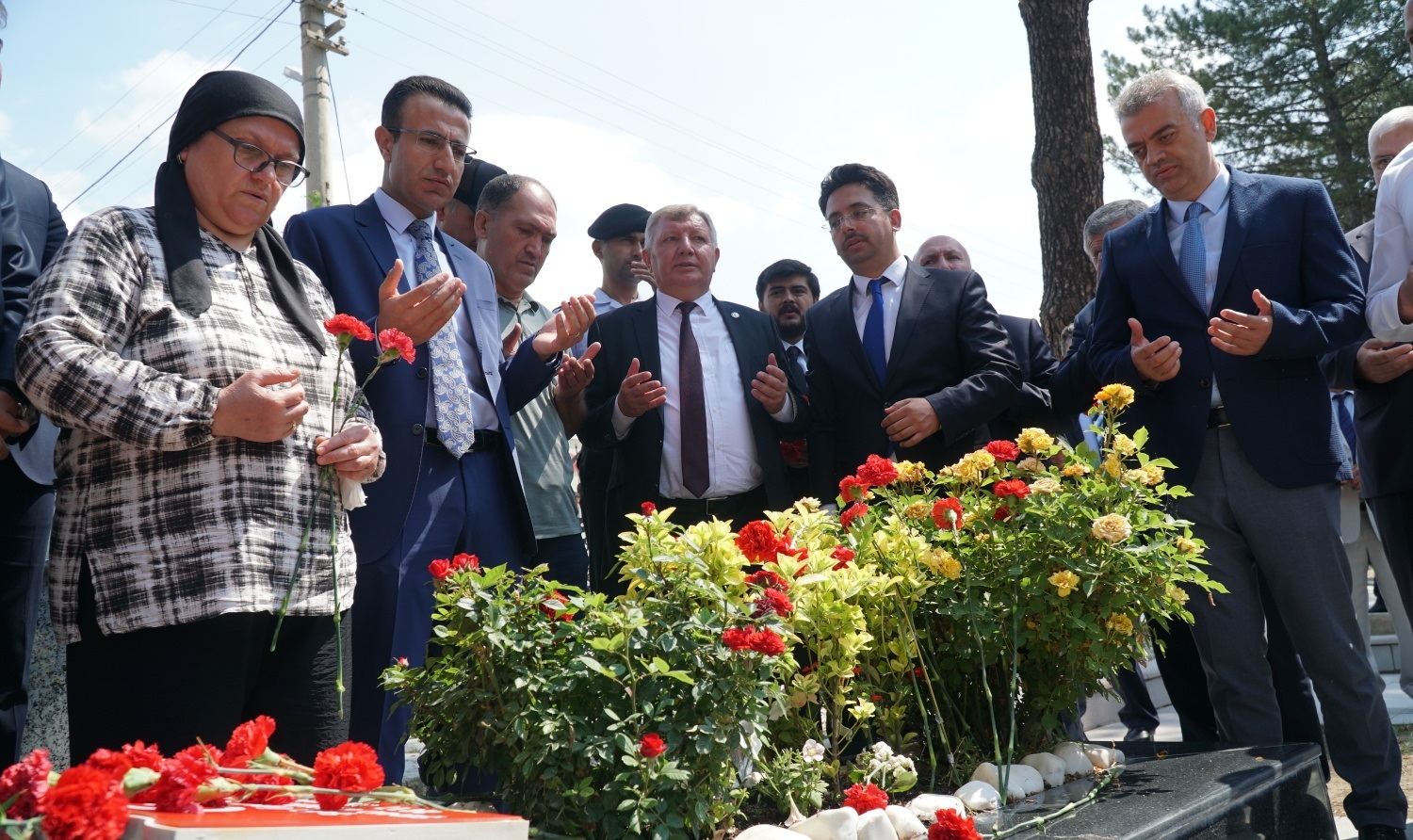 ŞEHİT AYBÜKE ÖĞRETMEN MEZARI BAŞINDA ANILDI