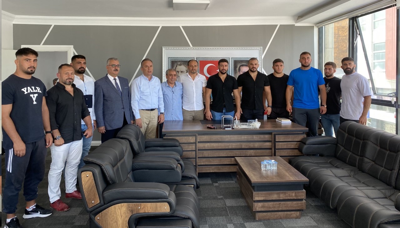 AK PARTİ ÇORUM MİLLETVEKİLİ AHMET SAMİ CEYLAN PEHLİVANLARI AĞIRLADI