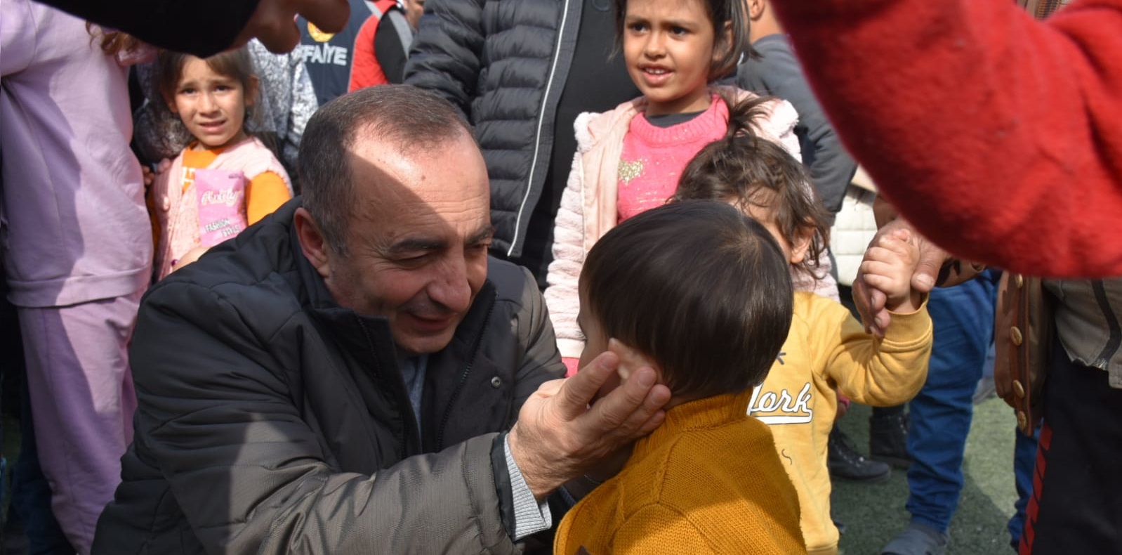 BAŞKAN ALİ SÜLÜK DEPREMZEDE ÇOCUKLARI SEVİNDİRDİ