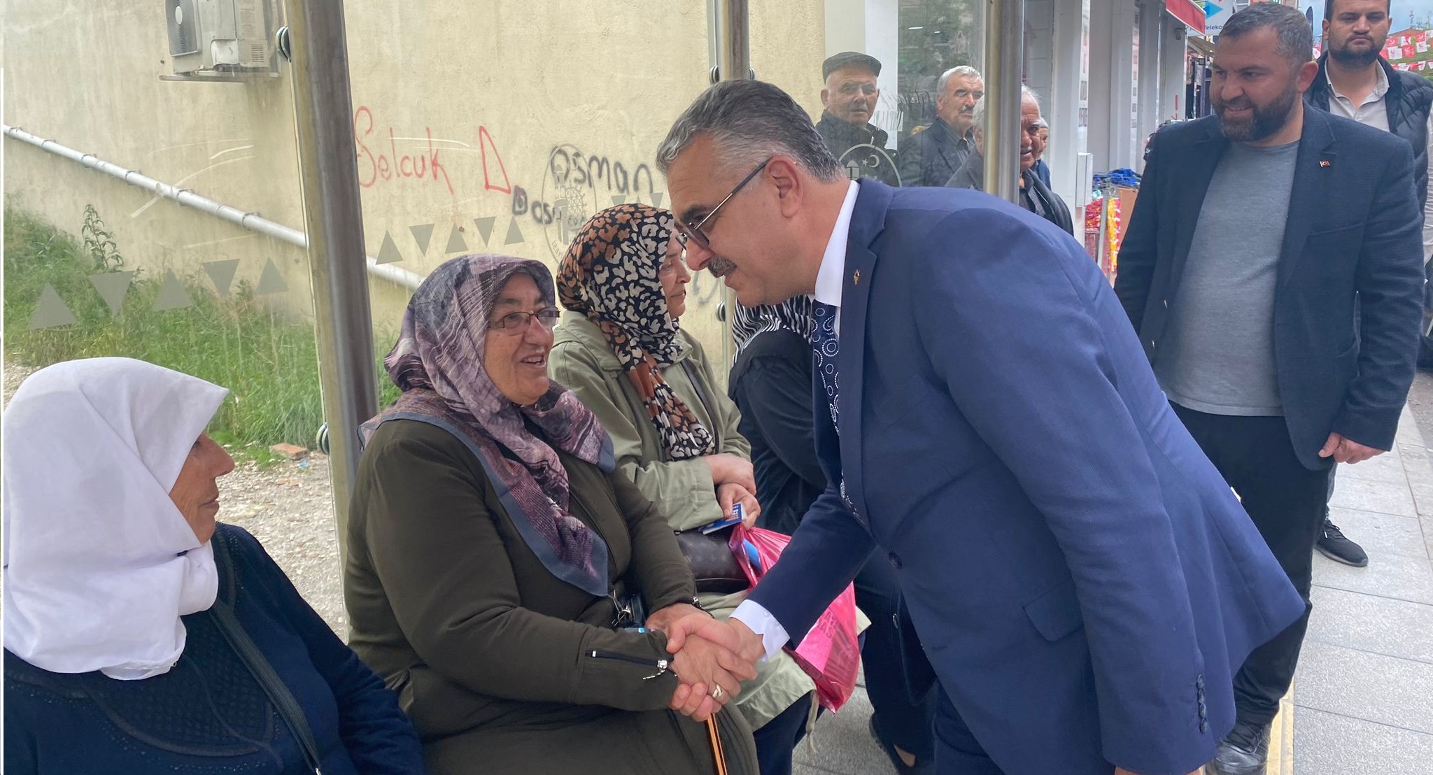 AHLATCI, ESNAF VE VATANDAŞLARDAN DESTEK İSTEDİ