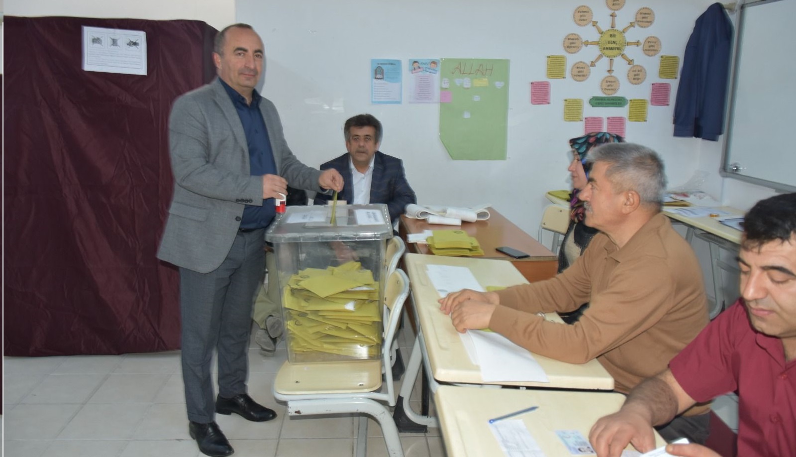  ALİ SÜLÜK AZMİMİLLİ İLKÖĞRETİM OKULUNDA OY KULLANDI