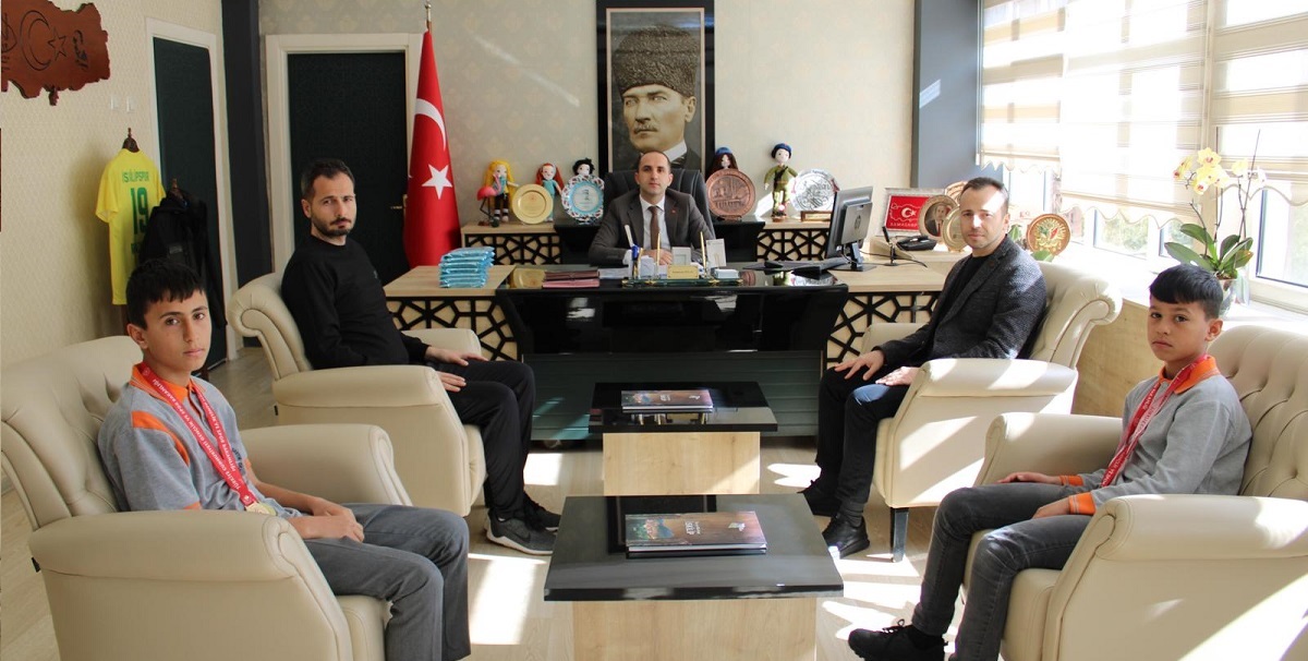 Dereceye giren öğrenciler Kaymakam Polat’ı ziyaret ettiler