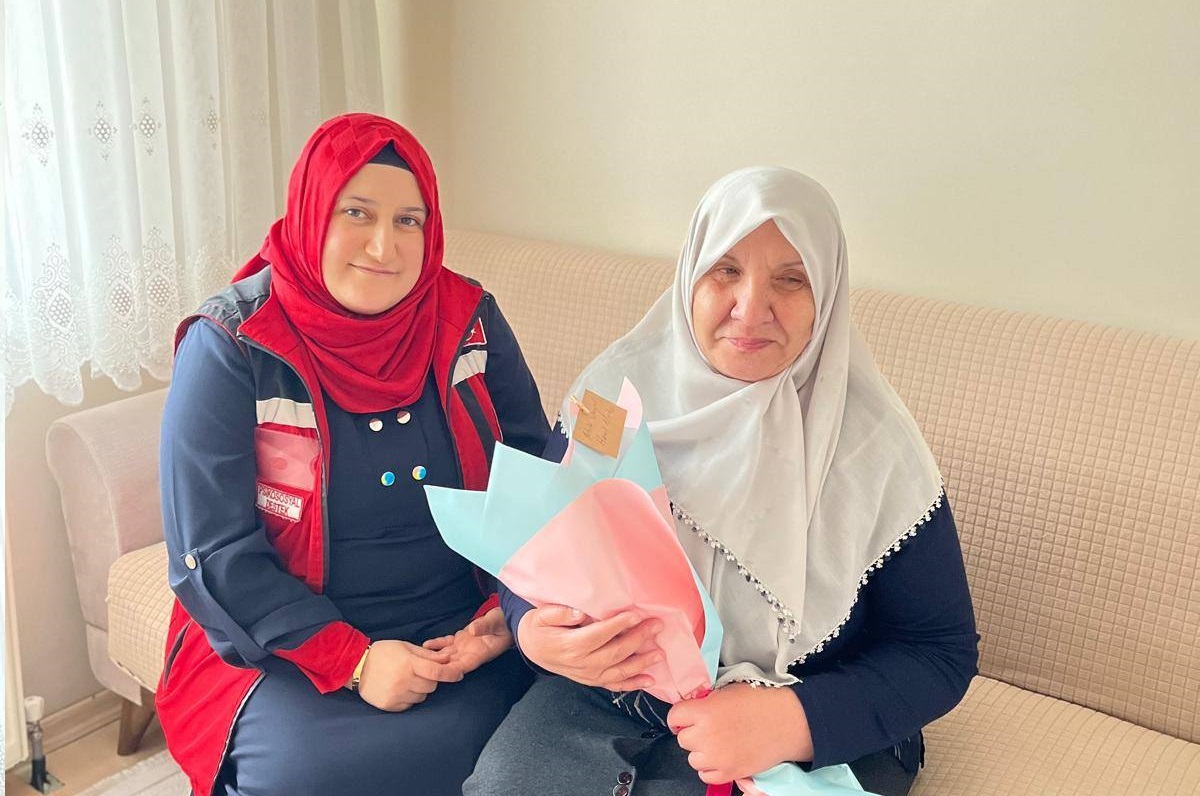 Şehit öğretmenin eşine anlamlı ziyaret