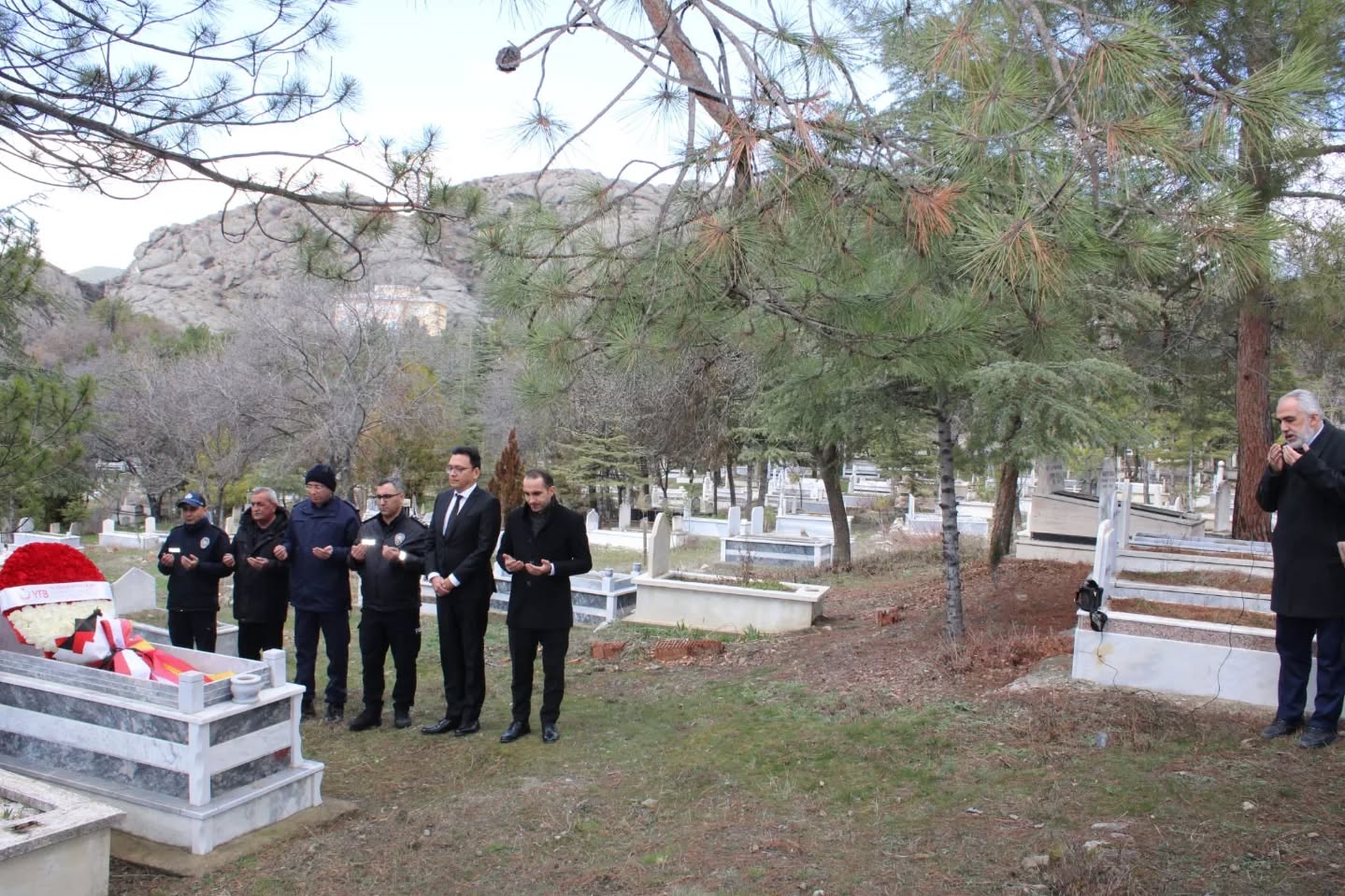 Almanya’da ırkçı saldırıda hayatını kaybeden Fatih Saraçoğlu kabri başında anıldı