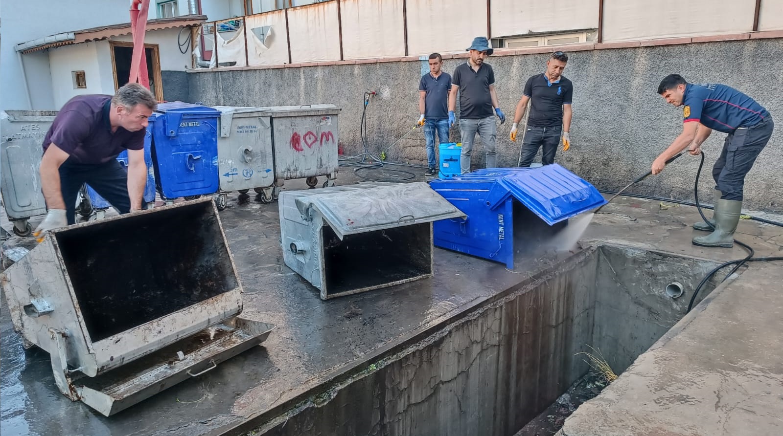 İskilip’te Çöp Konteynerleri Dezenfekte ediliyor