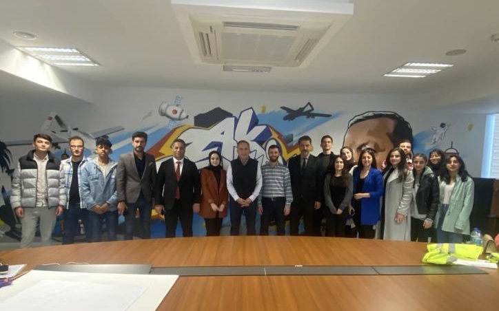 CEYLAN;”GENÇLERLE BİRLİKTE OLMAKTAN GURUR DUYUYORUM”