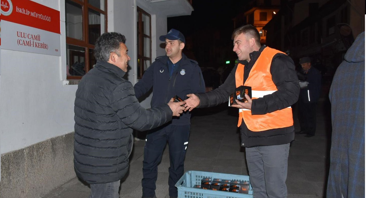 Cami çıkışı kandil simidi ikramı
