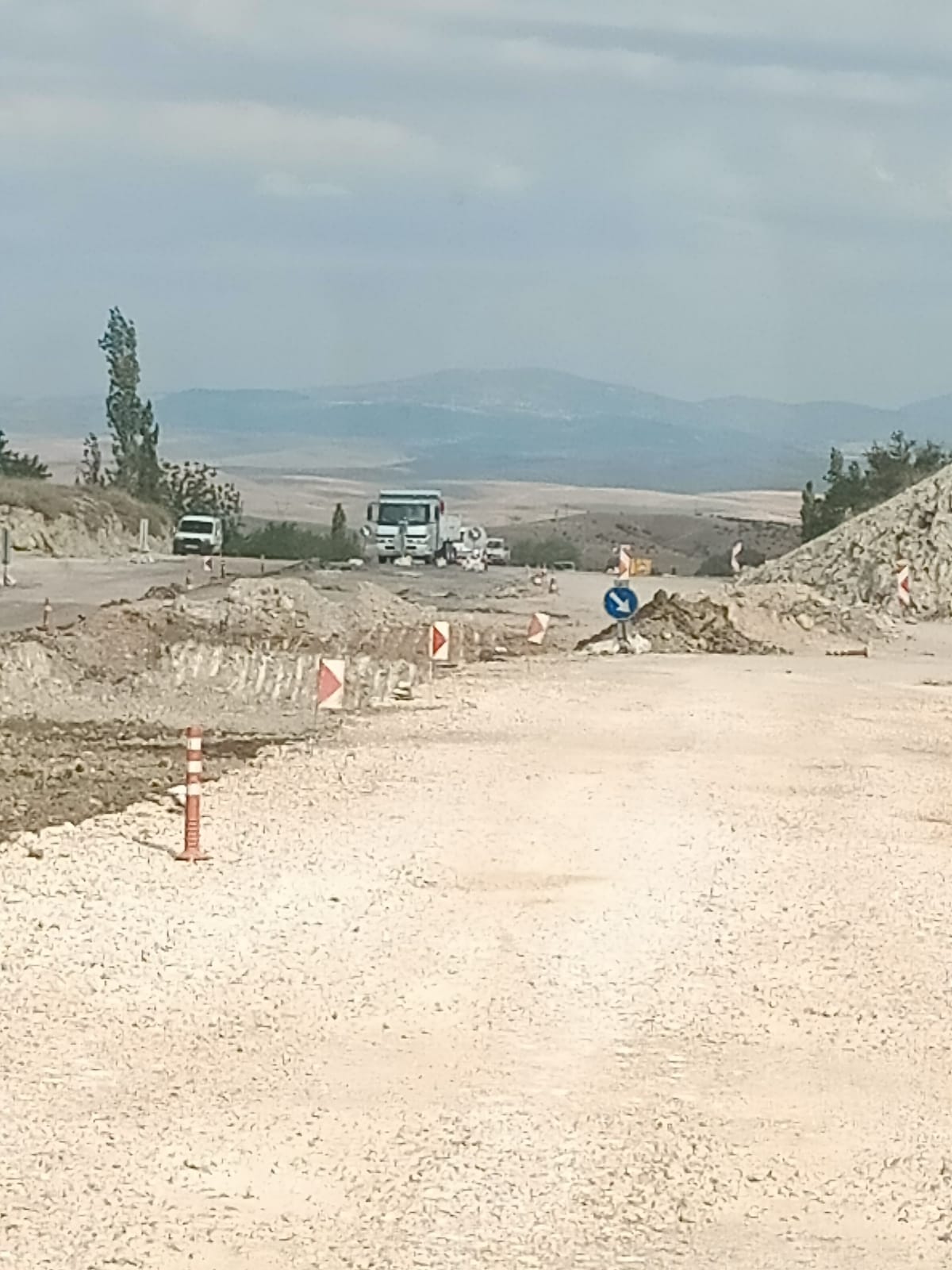 ÇORUM YOLU İNŞAATINDA TALİ YOLUN DÜZELTİLMESİ BEKLENİYOR