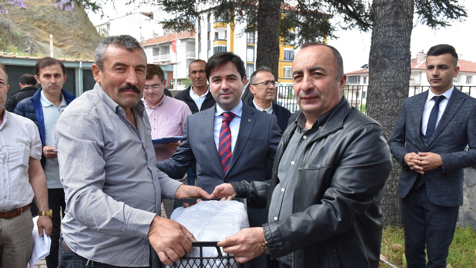 İSKİLİP’TE ÇİLEK FİDESİ DAĞITILDI