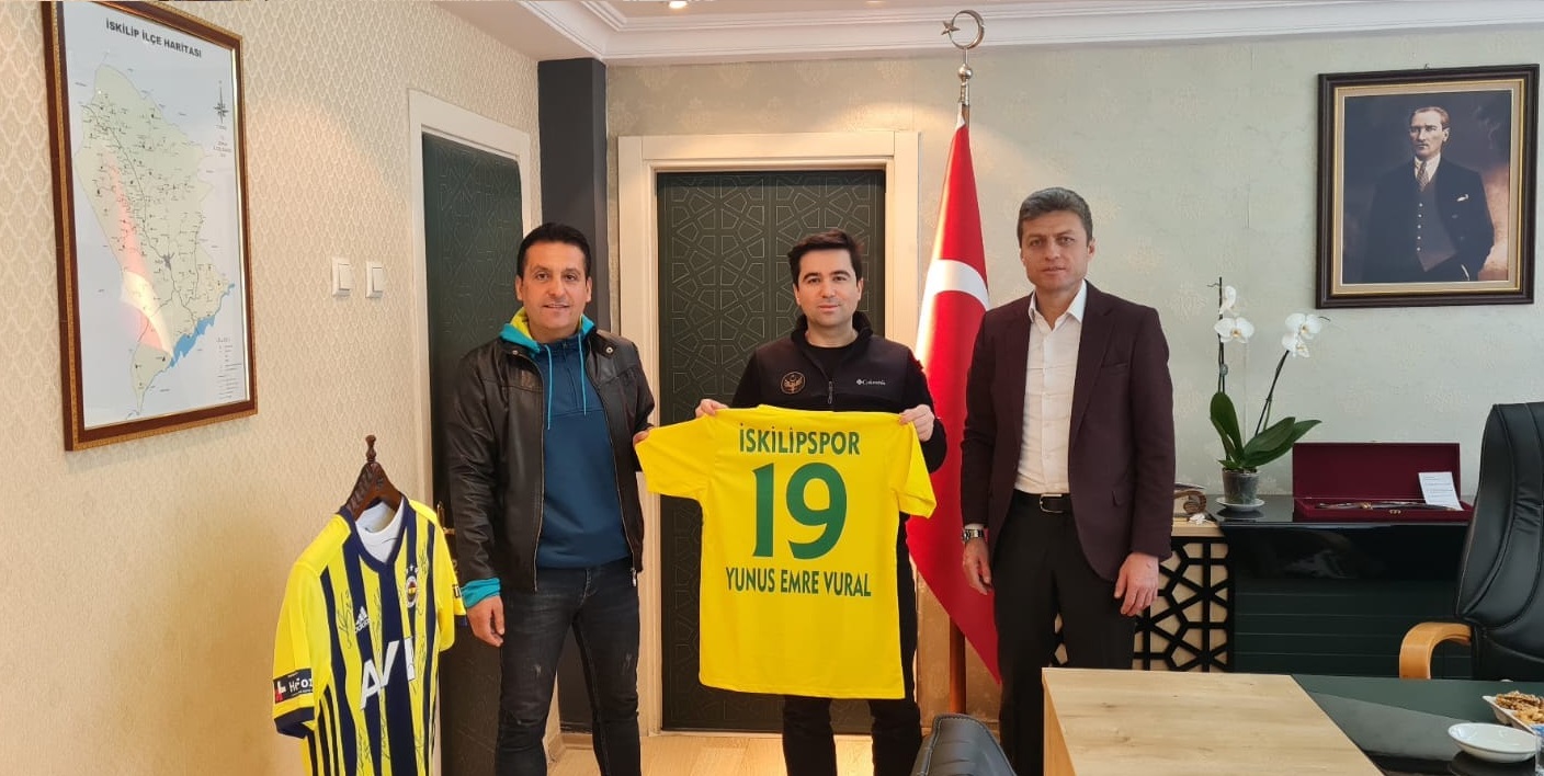 BELEDİYE İSKİLİPSPOR, KAYMAKAM VE EMNİYET MÜDÜRÜNE FORMA HEDİYE ETTİ