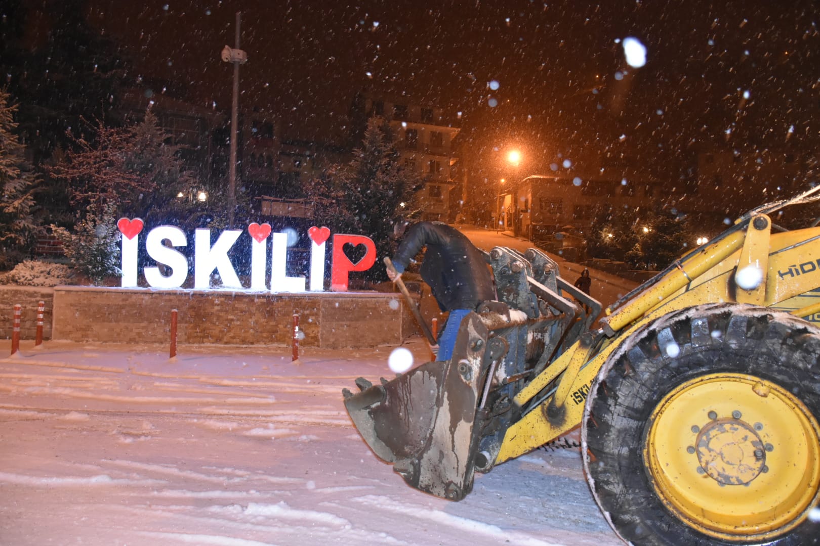 KAR YAĞIŞI İLE BİRLİKTE BELEDİYE EKİPLERİ ÇALIŞMAYA BAŞLADI