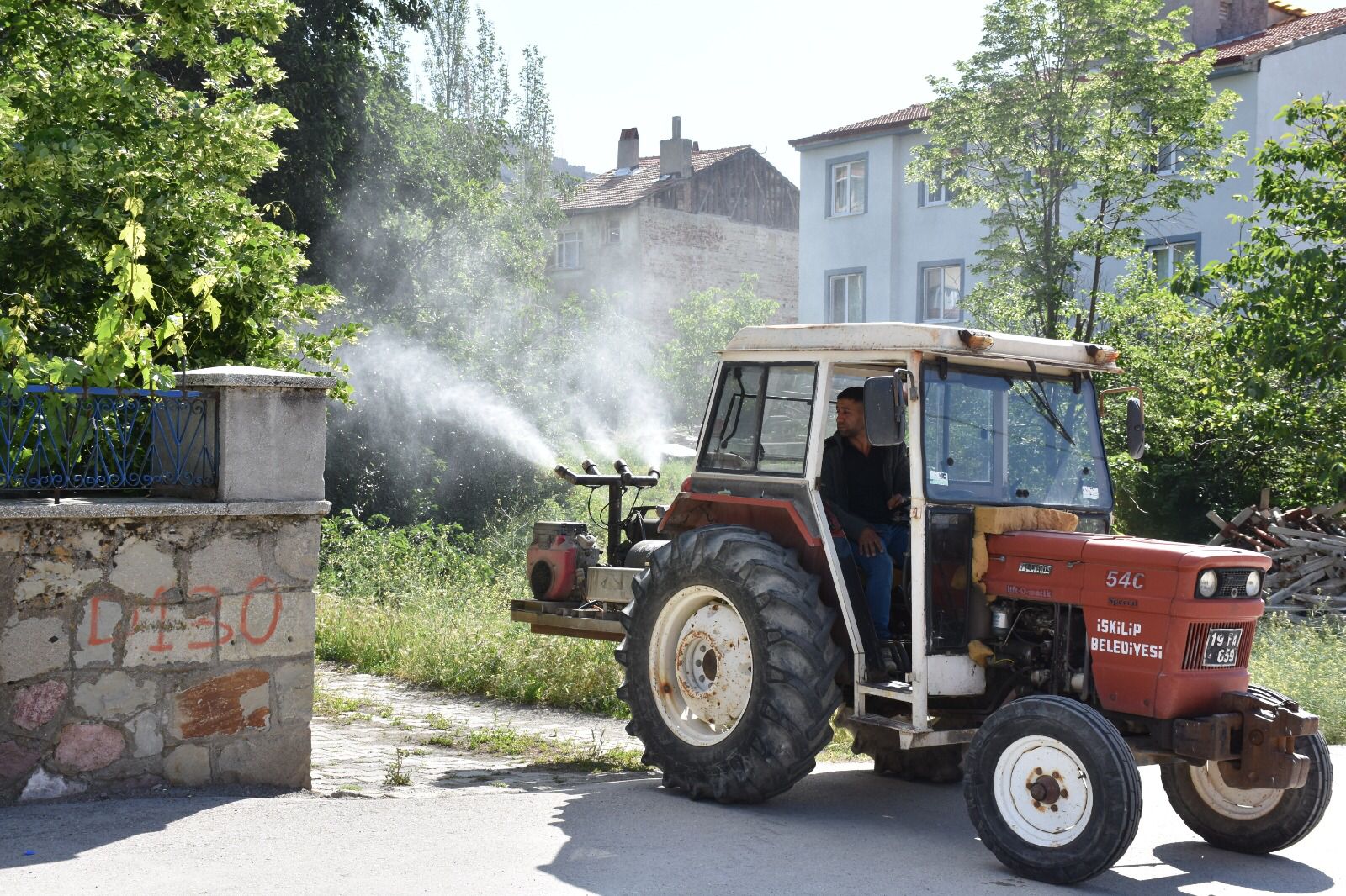 BELEDİYE, HAŞEREYE KARŞI İLAÇLAMA YAPIYOR
