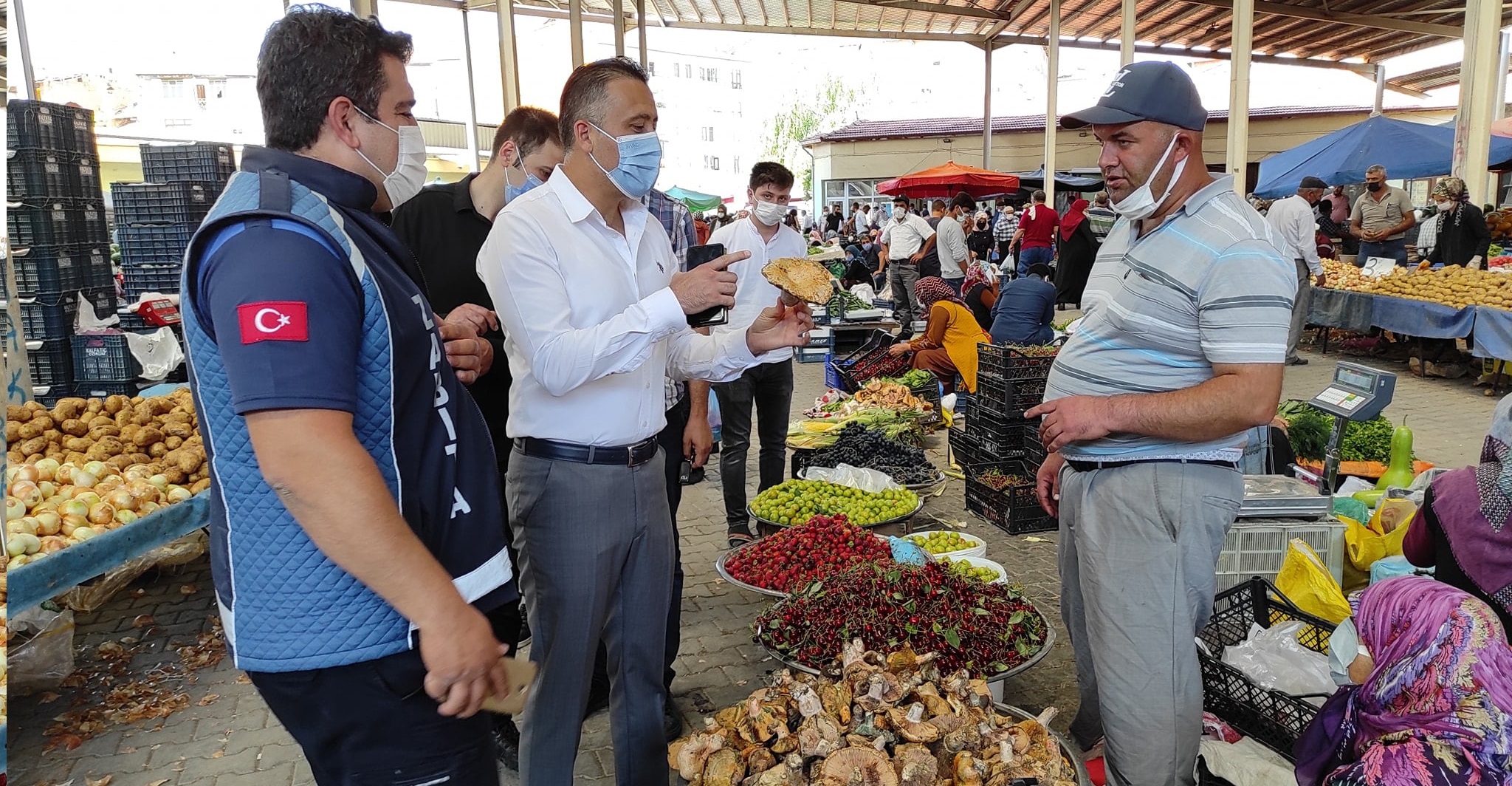 KAYMAKAM MUHARREM ELİGÜL PAZAR YERİNİ DENETLEDİ