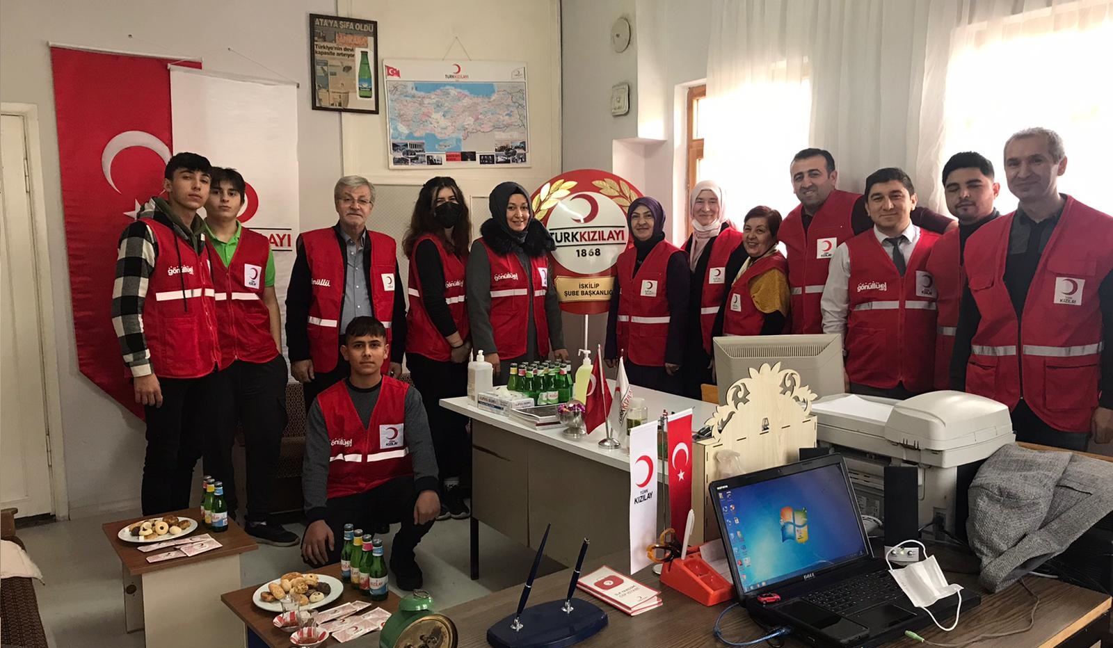 KIZILAY KADIN KOLLARINDAN BOT VE MONT YARDIMI