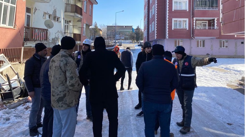  BELEDİYE TEKNİK EKİPLERİ BÖLGEDE HASAR TESPİT ÇALIŞMASI YAPIYOR