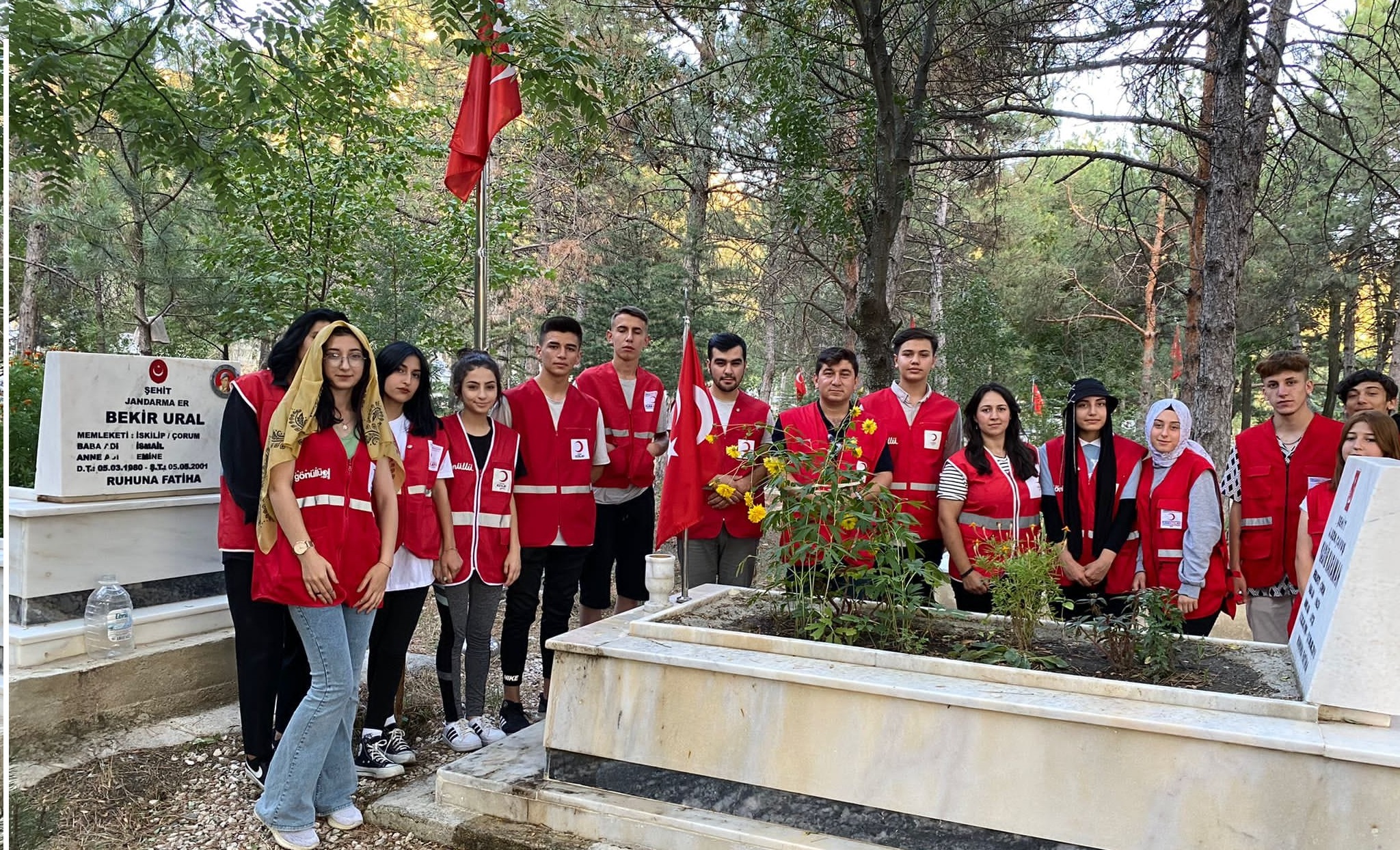 GENÇ KIZILAY ŞEHİTLERİ ZİYARET ETTİ