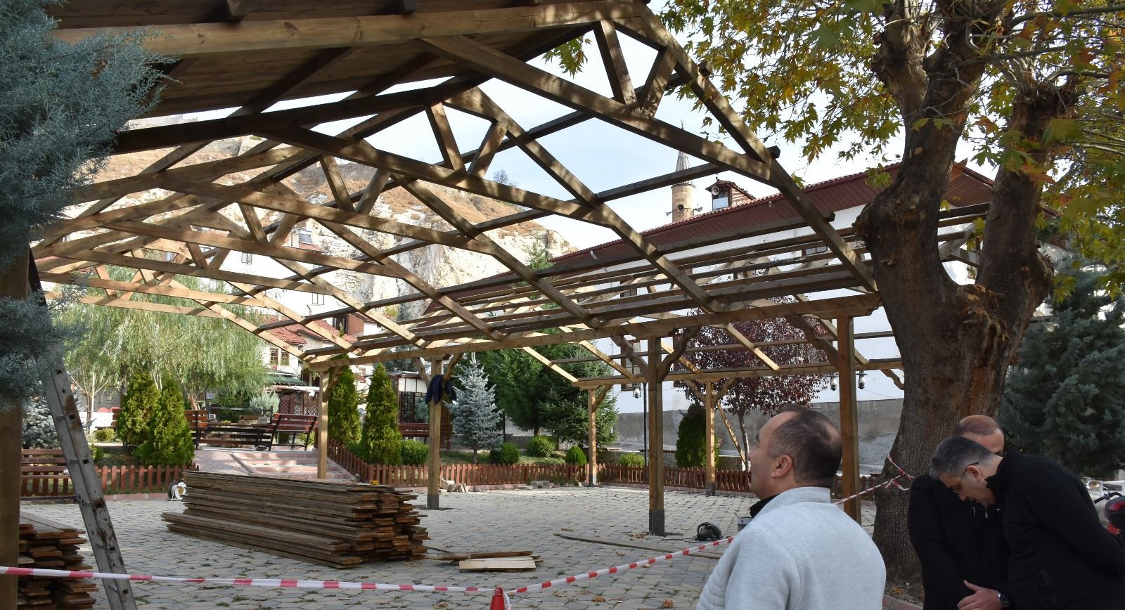 CENAZE NAMAZI KILINAN ALANIN ÜSTÜ KAPATILIYOR